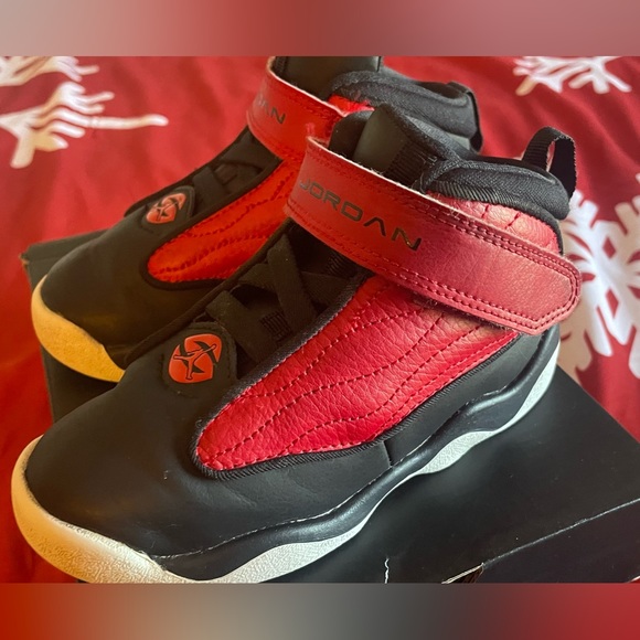 Size 9c  Jordan  Black Red & White - Picture 2 of 5